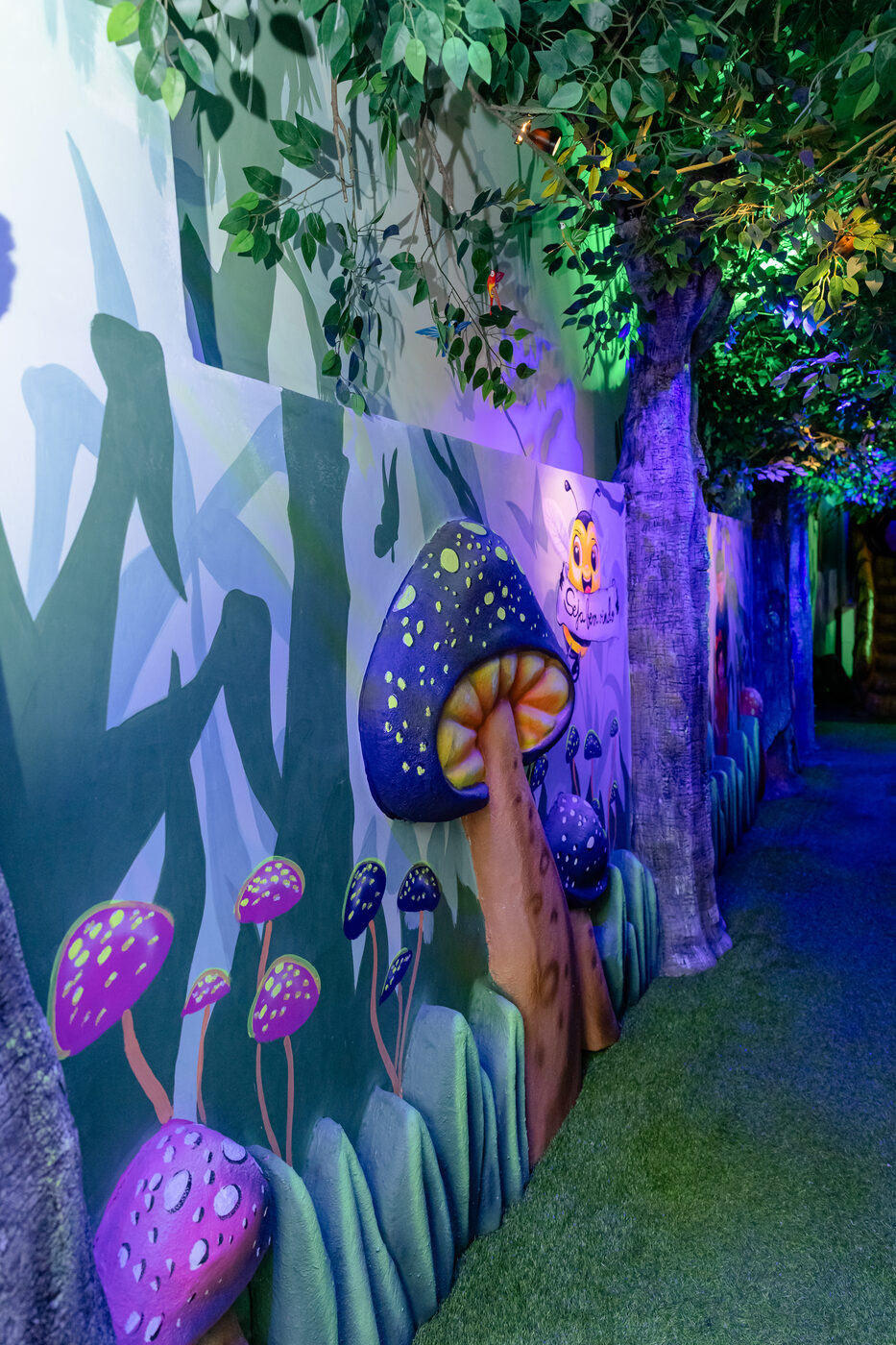 Corredor da floresta encantada com cogumelos e luz suave