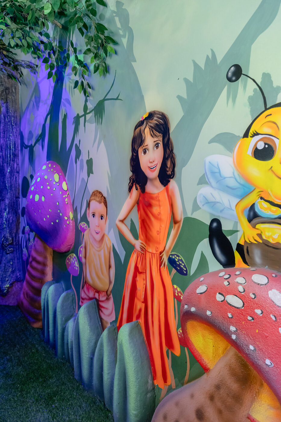 Mural da menina de vestido laranja e abelha